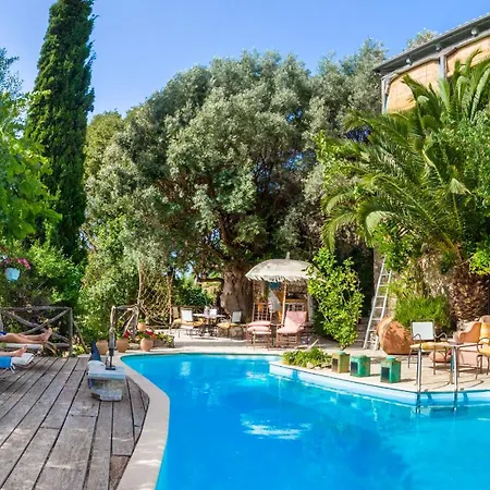 Ξενοδοχείο με διαμερίσματα Pavezzo Country Retreat 4*