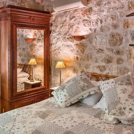 アパートホテル Pavezzo Country Retreat 4*