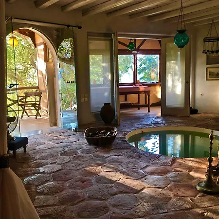 アパートホテル Pavezzo Country Retreat 4*